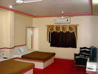 https://imgcld.yatra.com/ytimages/image/upload/t_hotel_yatra_details_desktop/v1468012848/Domestic Hotels/Hotels_Latur/Mayura Lodge Residency/AC Suite/AC_Suite_wI6GkJ.jpg